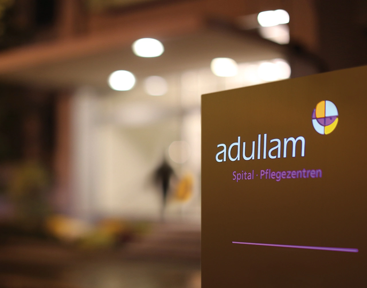 logo-adullam-spital-pflegezentren-signaletik-scanu